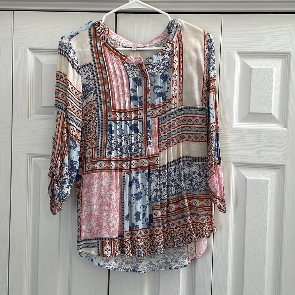Excellent condition- barely worn.  Mid sleeve blouse with multiple colors.